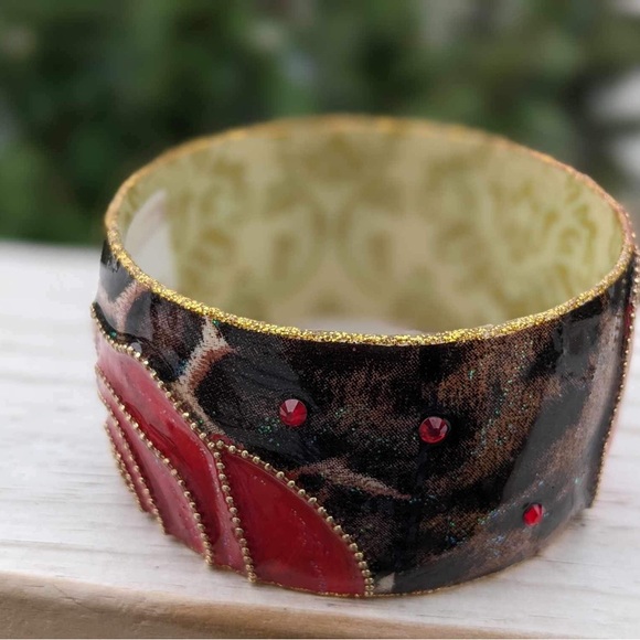 Vintage Cold Enamel Red Rose Damask Pattern Bangle with Gold Trim - Picture 5 of 16
